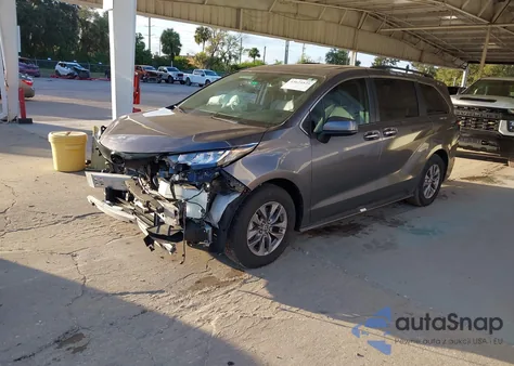 2022 Toyota Sienna Xle z USA, uszkodzony, nr VIN 5TDYRKEC9NS131147